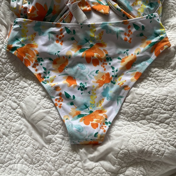 Cupshe swimsuit - Picture 4 of 5